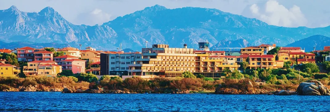Olbia mit Meer und Stadtbild vor einem Bergpanorama.